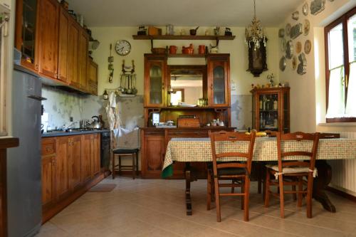 Kitchen o kitchenette sa B&B La Casarella