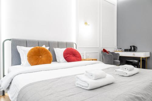 Posteľ alebo postele v izbe v ubytovaní HOUSEHOST Apartment: Św.Gertrudy 10/2.11