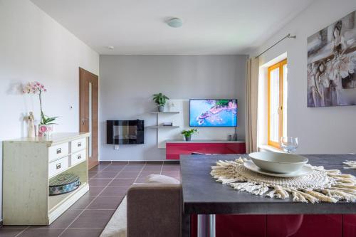 Luxury Flat in Brno PurpleRED