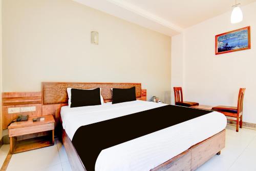 a bedroom with a large bed in a room at FabHotel Ratna Regency in Chinchiwad