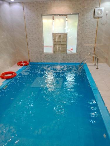a large swimming pool with a water fountain at فلل الكناري in Taif