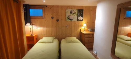 Postel nebo postele na pokoji v ubytování Chalet KIDOU, Grand Confort, nouveau SPA extérieur