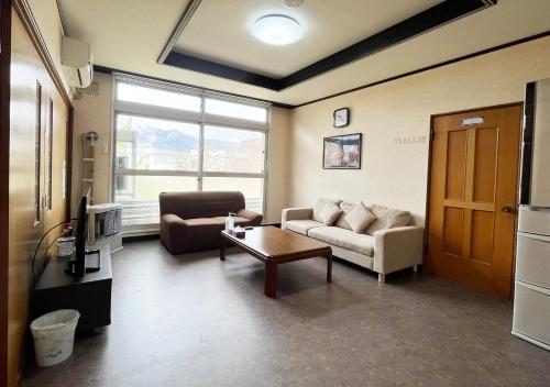 富良野屋 Furano House, 6 Bedrooms, 3 Toilet, 2 Ktichens, 2 Shower, 2 Living Room, Max 16PP - Near JR, Group Travel, Onsite Parking