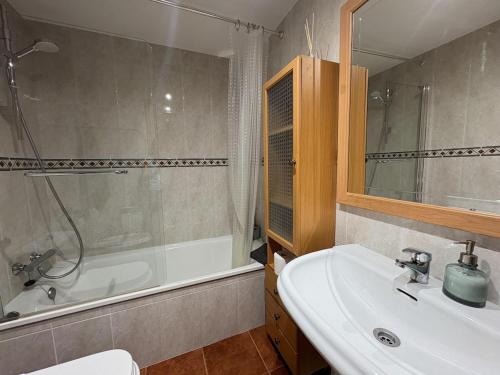 een badkamer met een wastafel, een bad en een toilet bij BPirineos-La Tea in Benasque