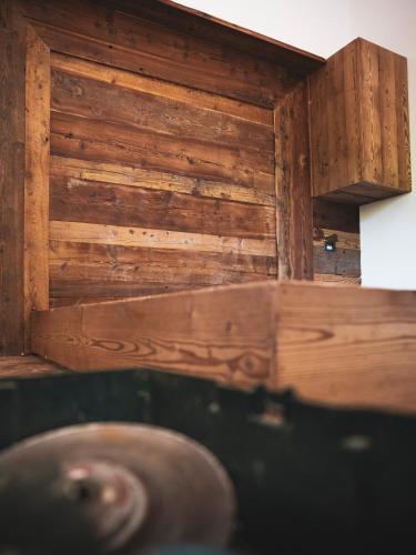 a wooden corner of a room with a wooden wall at La Vecchia Partenza in Piaggia