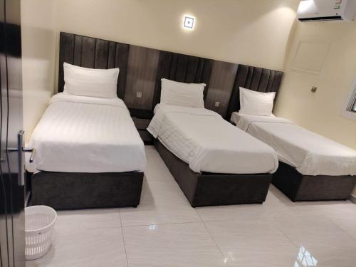 two beds in a hotel room with two bedsvisor at فلل الكناري in Taif