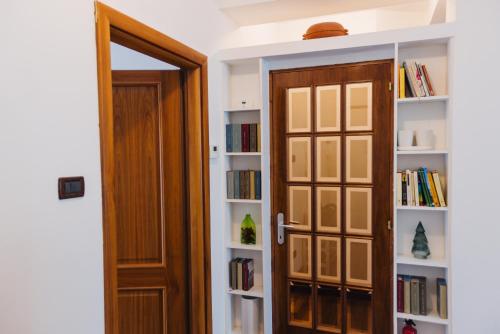 a door leading to a book shelf with books at Appartamento in zona centrale DIMORA FIDUCIA in Pescara