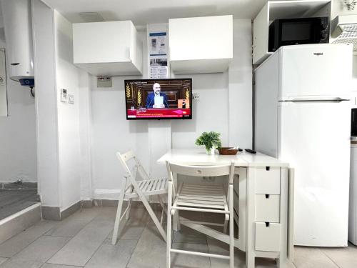 Kuchnia lub aneks kuchenny w obiekcie Acogedor apartamento exterior con balcón en el Barrio de Chueca, Gran Vía con aire acondicionado