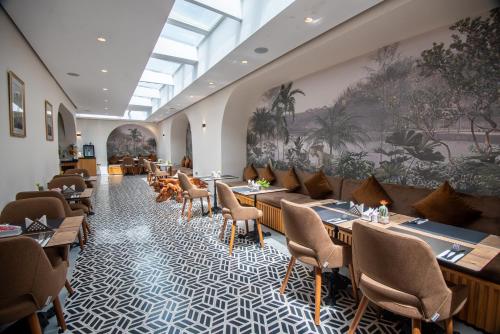a restaurant with tables and chairs in a room at DownTown Hotel By New Art in Casablanca