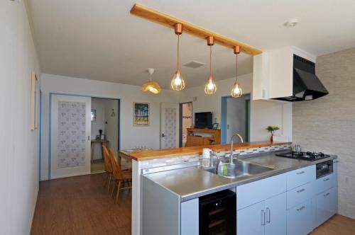 a kitchen with a sink and a counter top at La maison du sud d'awaji in Minamiawaji