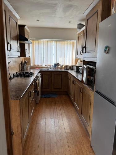 Kuchyň nebo kuchyňský kout v ubytování Peaceful 3 bedroom house close to Newcross hospital Wolverhampton