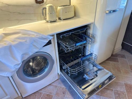 a washer and dryer sitting next to a refrigerator at Nido di Gufi in Todi