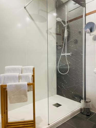 Ένα μπάνιο στο Logis Hôtel Le Central