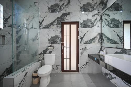 Ένα μπάνιο στο Puri Ratu Jimbaran with Private Pool