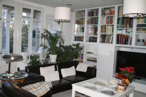 un salon avec un canapé noir et des étagères dans l'établissement B&B Sallent, à Sallent