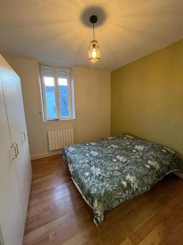 une chambre avec un lit dans une pièce dans l'établissement centre ville Bourges, à La Celle-sous-Gouzon