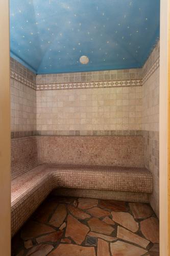 a bathroom with a large tub with a tile floor at Hotel Granta Parey in Rhêmes-Notre-Dame