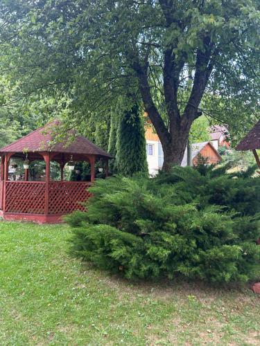 a gazebo in a yard with a tree at Insieme in Vidra