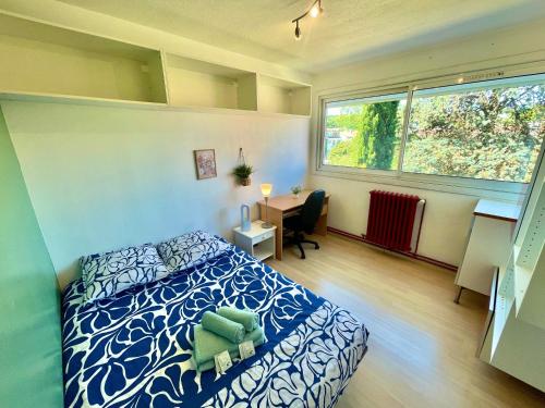 a bedroom with a bed and a desk and a window at " Douceur Jasmin " Balcon - 7 pers - Wifi - TV in Ramonville-Saint-Agne