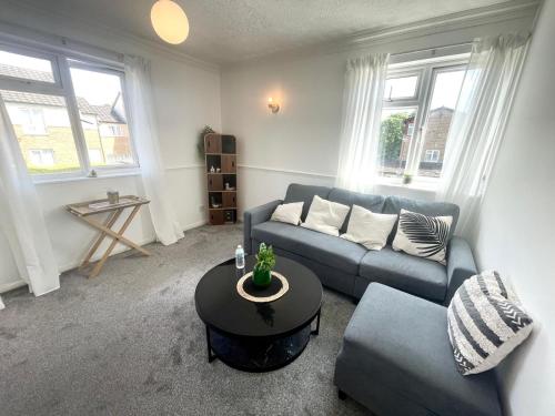 Ruang duduk di Modern Private Rooms in Central Milton Keynes