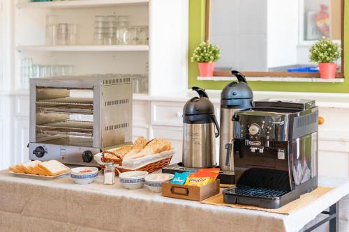 een koffiezetapparaat op een aanrecht met brood bij Alojamiento rural Las Indianas in Villar