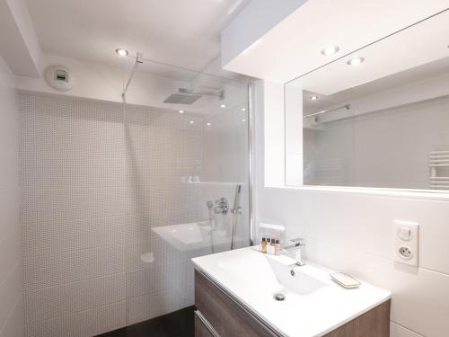 Kúpeľňa v ubytovaní Appartement chic avec sauna et parking au centre de Chamonix - FR-1-343-190