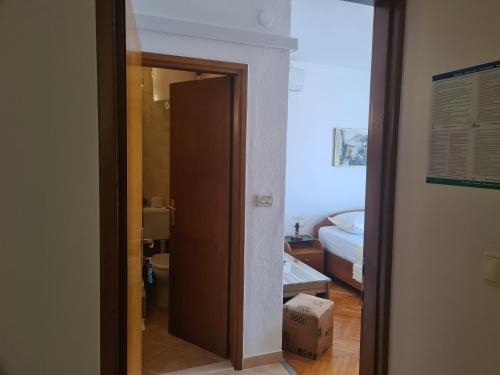pokój z drzwiami prowadzącymi do sypialni w obiekcie Rooms Raos w Breli
