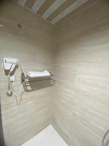 a corner of a bathroom with a phone on a wall at فندق سيتي رست in Najran