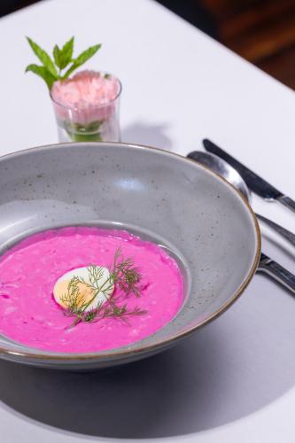 a pan filled with pink soup on a table at Hotel Kazimierzówka in Kazimierz Dolny