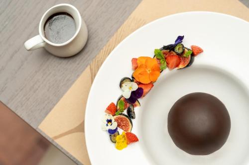 une assiette de nourriture et une tasse de café dans l'établissement Occidental Paris Levallois, à Levallois-Perret