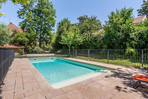 Bazén v ubytování La Cloche - Family house with pool ang garden nebo v jeho okolí