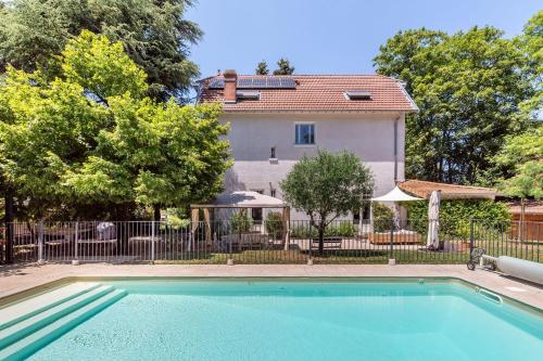 une piscine devant une maison dans l'établissement La Cloche - Family house with pool ang garden, à Tassin-la-Demi-Lune