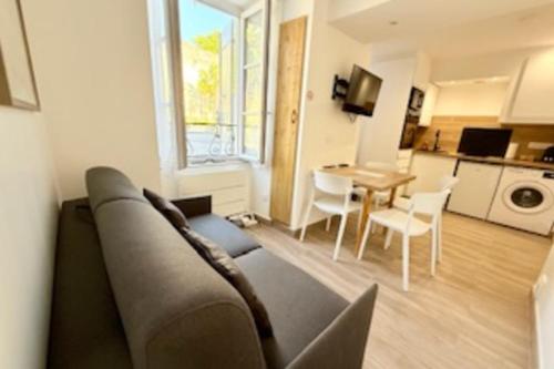 un salon avec un canapé et une table dans l'établissement Luminous cocoon in La Rochelle, à La Rochelle