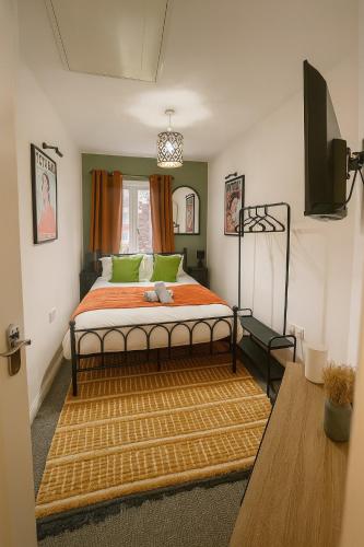 a bedroom with a large bed with green pillows at Modern 2BR Aprt Sleeps 6 Parking ,Pet Welcome in Timperley