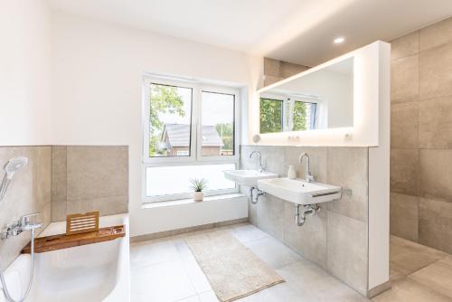a bathroom with a sink and a window at Das Strandhaus, bis zu 8 Personen, mit Garten, 250 Meter fussläufig zum See in Lembruch