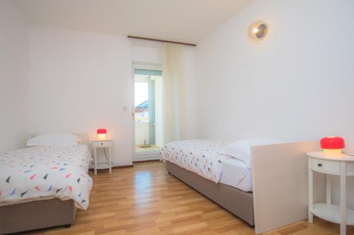 una camera da letto con due letti e una finestra di Feel the sea a Primošten