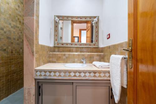 Vannituba majutusasutuses Palmeraie vintage apartment with pool