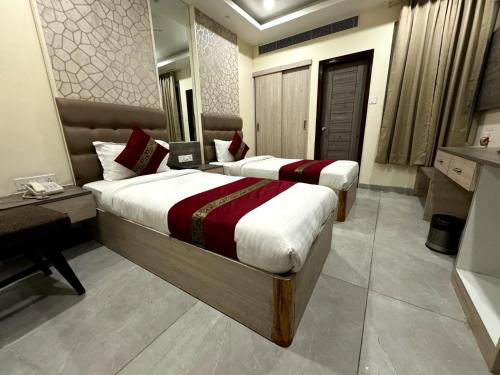 Una cama o camas en una habitación de Hotel River Rhythm Assi Ghat