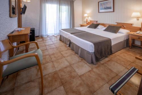 Ένα ή περισσότερα κρεβάτια σε δωμάτιο στο Hotel GHT Neptuno-Tossa & Venus SPA