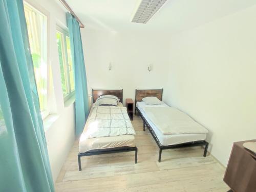 due letti in una stanza con una finestra di Urban Nest Prime 3BR with Spacious Hall & Kitchen apartment a Kelkheim