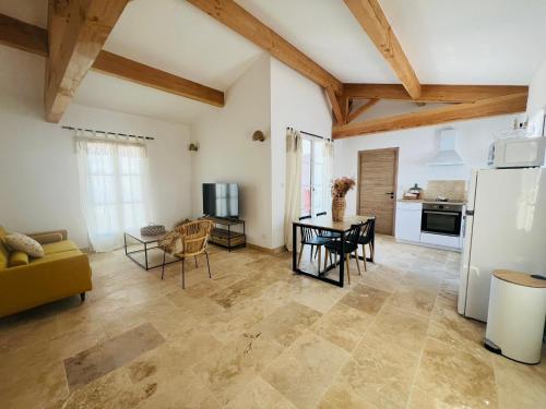 Il dispose d'une cuisine et d'un salon avec une table et un réfrigérateur. dans l'établissement Résidence L'Oiseau des Mers, à Saintes-Maries-de-la-Mer