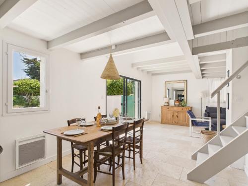 une salle à manger avec une table et des chaises dans l'établissement Saint Clément - 400 m plage - Cœur village, à Saint-Clément-des-Baleines