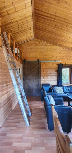 a room with blue couches and a wooden ceiling at Finse woning nabij groot meer in Rohel