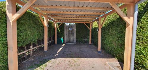 a wooden pergola over a walkway at Finse woning nabij groot meer in Rohel