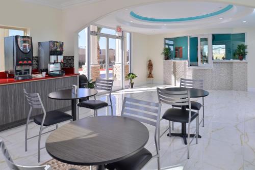 un restaurante con 2 mesas y sillas y una barra en Americas Best Value Inn & Suites - Houston/Hwy 6 & Westpark, en Houston
