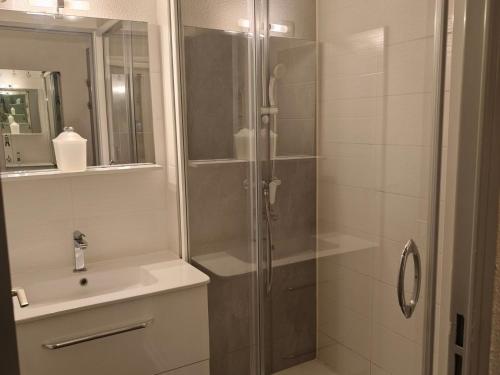 une salle de bain avec douche et lavabo dans l'établissement Studio cosy à La Rochelle avec balcon et parking privé - FR-1-551-52, à La Rochelle