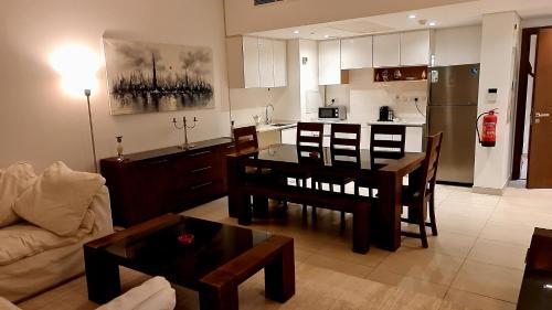 Kuchyň nebo kuchyňský kout v ubytování ALREEM ISLAND, Unique furnished one bedroom with amazing sea view POOL, GYM, parking, Pets allowed