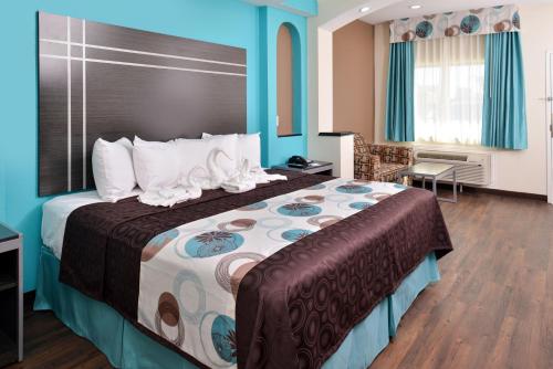 um quarto de hotel com uma cama grande num quarto em Americas Best Value Inn & Suites - Houston/Hwy 6 & Westpark em Houston