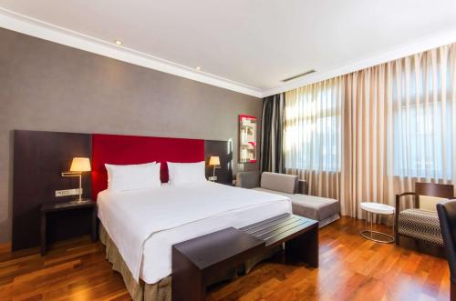 Ένα ή περισσότερα κρεβάτια σε δωμάτιο στο Hotel NH Poznan