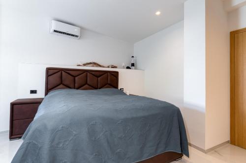 Postel nebo postele na pokoji v ubytování Apartment with heated pool, jacuzzi, near nice beach - by TRAVELER tourist agency Krk - ID 2682